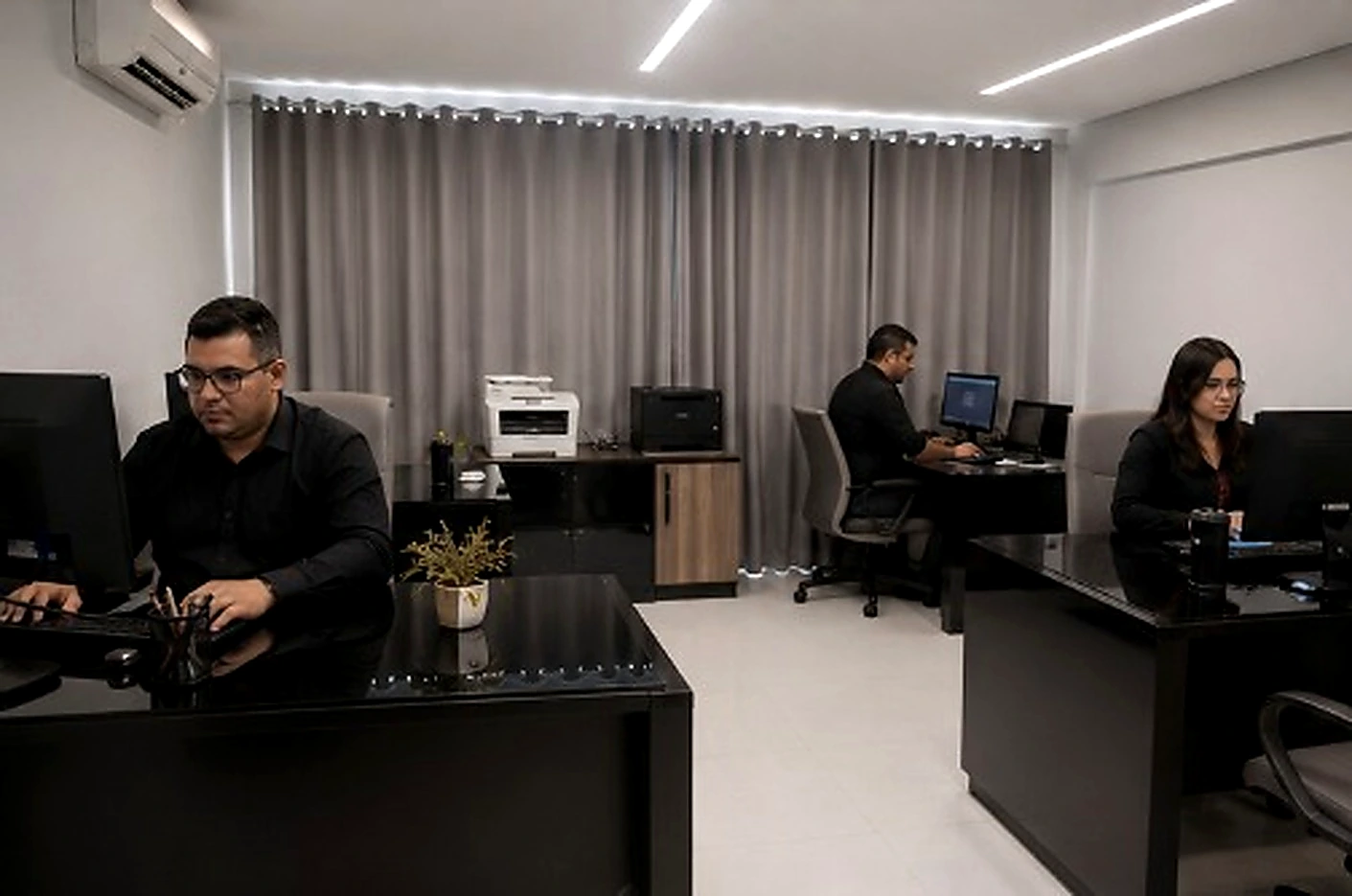 Equipe da Valor Prime trabalhando no escritório do Setor Coimbra, em Goiânia