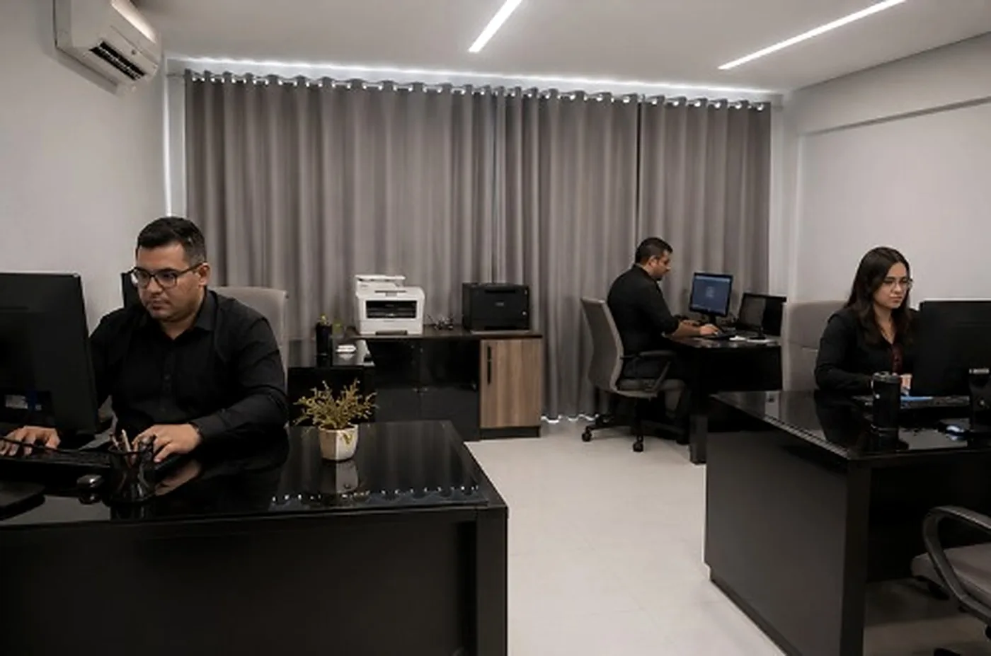 Equipe da Valor Prime trabalhando no escritório do Setor Coimbra, em Goiânia